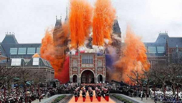 Амстердам. Городской праздник около государственного художественного музея.