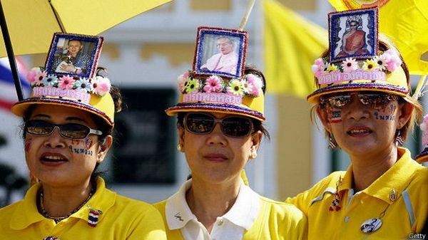 женщины Таиланда в шляпах с изображением короля