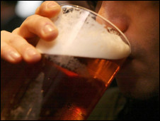 в Британии, как показывает статистика, потребление алкоголя в последнее время немного снизилось