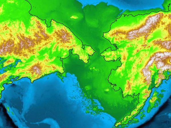 Россия и текущие береговые линии Аляски (черные линии) по сравнению с древней Берингией (тёмно-зелёная территория)