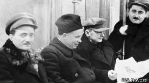 пока вместе: Хрущёв и Берия (в центре) в первом поезде московского метро
