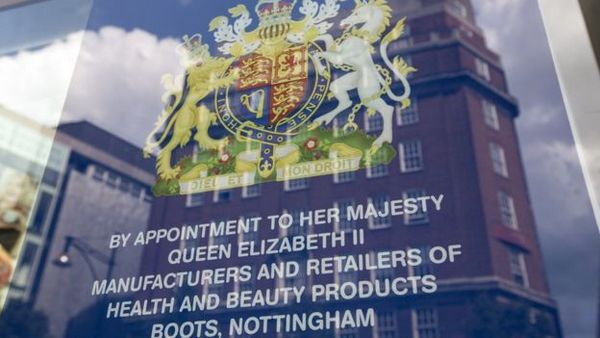 королевский патент с гербом выставлен в витрине магазина Boots в Лондоне