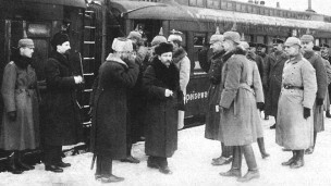 германские офицеры встречают советскую делегацию на брестском вокзале (декабрь 1917 г.)