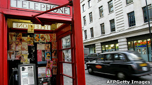 во многих телефонных будках в центре Лондона можно увидеть карточки с телефонами проституток