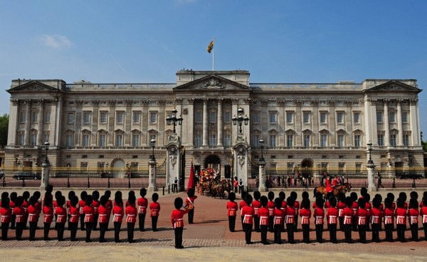 Букингемский дворец - официальная лондонская резиденция британского монарха