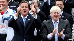 Современные британские политики своих эмоций не скрывают (премьер-министр Дэвид Уильям Дональд Кэмерон и мэр Лондона Александр Борис де Пфеффель-Джонсон)
