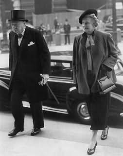 Черчилль был абсолютно уверен, что его ждет великое будущее, но о том, что ему удастся затмить первого герцога Мальборо, он не подозревал (с женой Клементиной. 1951 г.)