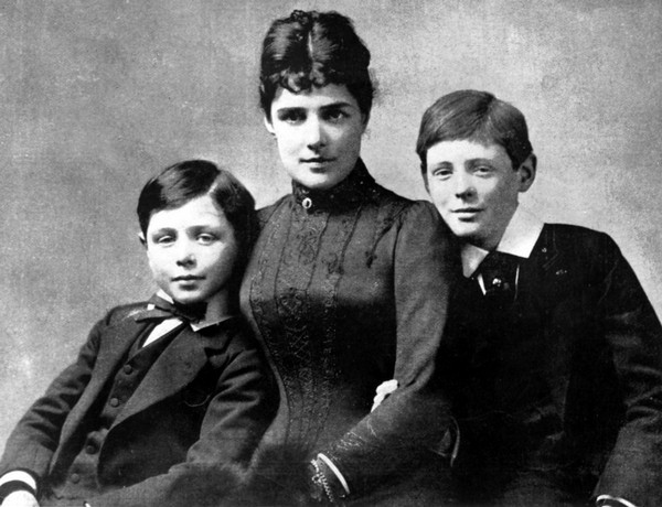 молодой Черчилль (справа) с его матерью, Дженни, и его младшим братом, Джоном