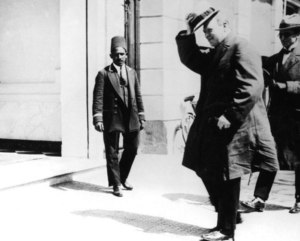 в марте 1921 года, будучи министром по делам колоний, Черчилль собрал в каирском отеле Семирамида всех ключевых политиков Ближнего Востока, чтобы обсудить стратегию управления регионом после того, как в ходе Первой мировой войны распалась Оттоманская империя