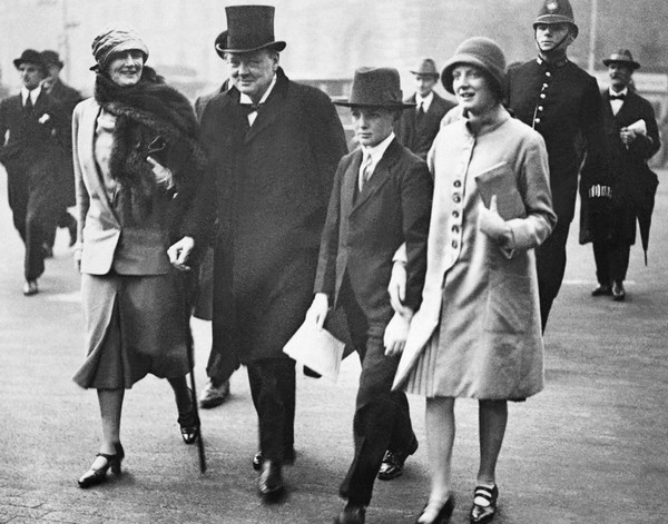 в 1924 г. Черчилль довольно неожиданно для себя получил вторую должность в государстве — Канцлера казначейства в правительстве Стэнли Болдуина (на фото - с женой Клементиной, их сыном и дочерью)
