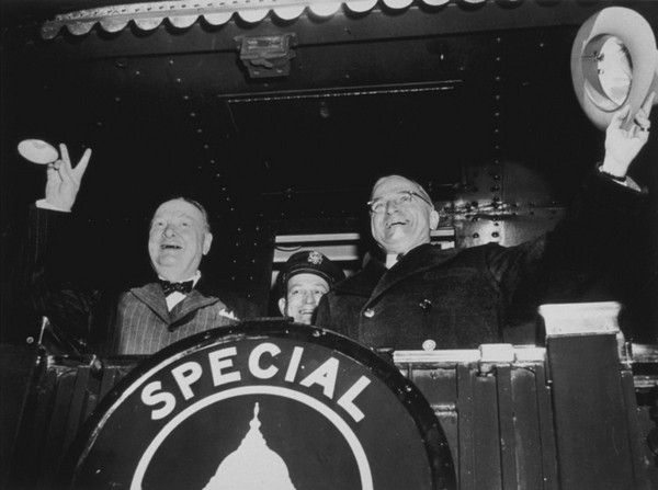 5 марта 1946 года в Вестминстерском колледже в Фултоне (штат Миссури, США) Черчилль произнес ставшую знаменитой фултонскую речь, которую принято считать точкой отсчёта холодной войны (на фото - вместе с президентом США Гарри Трумэном)