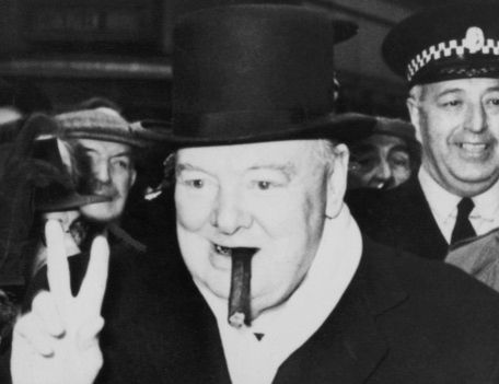 Уинстон Черчилль и леди Астор всю жизнь спорили о серьёзных вещах и подтрунивали друг над другом