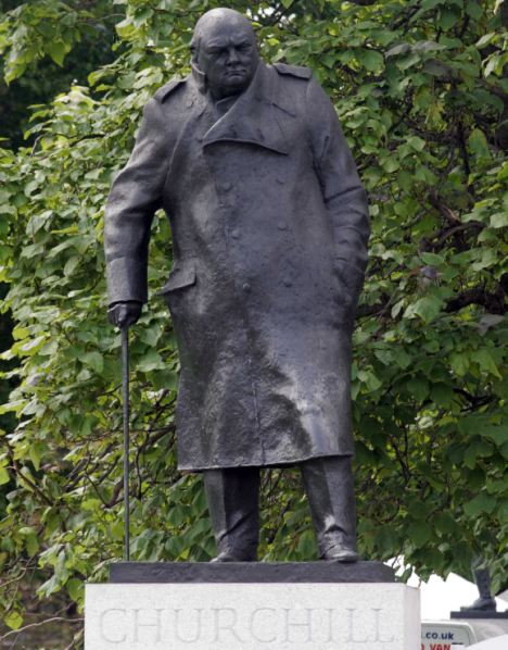 массивная статуя Уинстона Черчилля стоит на Парламентской площади в Лондоне