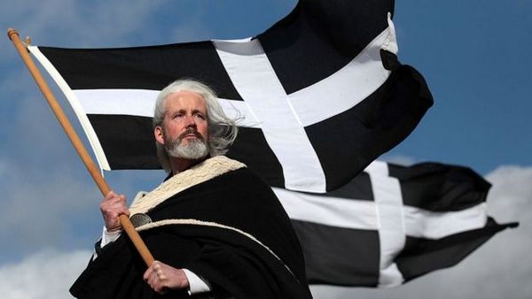 наш хозяин в Корнуолле выглядел далеко не так благородно, но чёрный флаг с белым крестом, флаг Корнуолла был точно такой же