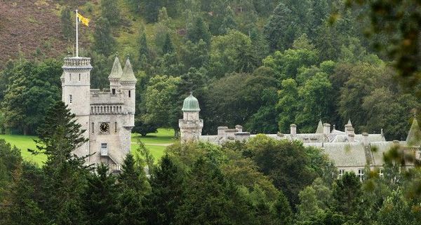 замок Балморал в Абердиншире является личной собственностью королевы