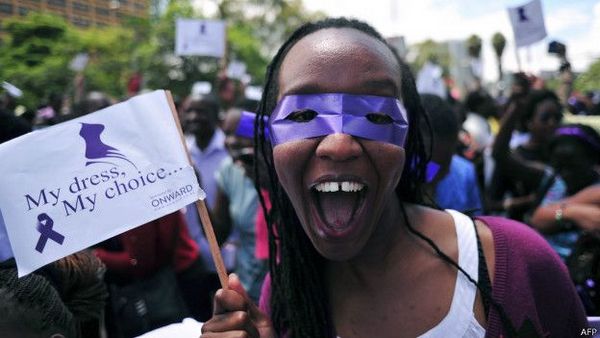 кенийская девушка на демонстрации с плакатом Моё платье, мой выбор