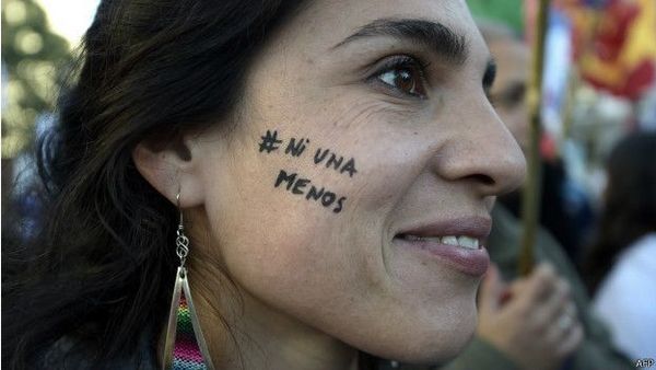 в Аргентине хэштег Ни на одну меньше помог привлечь внимание к проблеме насилия в отношении женщин