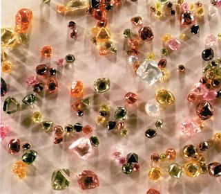 В Южной Африке нашли алмазы. Множество камней отличного качества хлынулов Европу, и цена на них резко упала.
