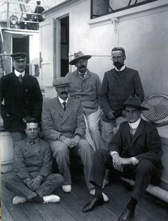 сэр Артур (на снимке чертвёртый слева) на борту судна, отплывающего в Южную Африку