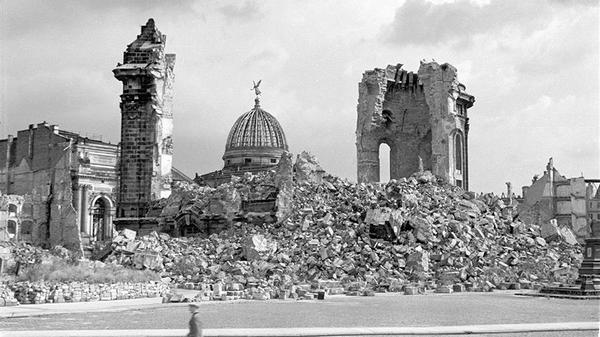 руины церкви Богородицы в Дрездене после бомбардировок
