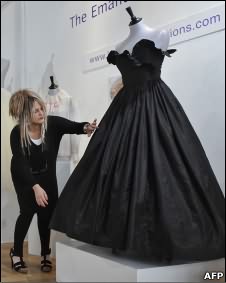 чёрное длинное платье с глубоким фигурным декольте