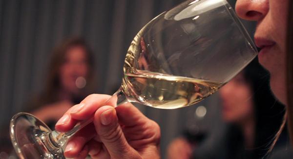 одним из самых важных эффектов популярности вина стало то, что его стали пить везде - и в пабах, и в барах, и дома