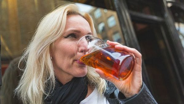 женщина, пьющая пиво в больших количествах - это давно никого не смущает