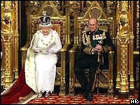 ежегодно королева выступает с тронной речью на открытии сессии парламента