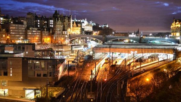 главный вокзал Эдинбурга Уэверли считается единственной железнодорожной станцией в мире, названной в честь произведения художественной литературы: одноименного романа Вальтера Скотта