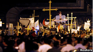 тысячи христиан вышли на демонстрацию в Каире, чтобы выразить протест по поводу поджога церкви в Асуане