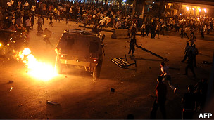 в результате столкновений демонстрантов с полицией и солдатами погибли 24 человека