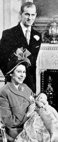 1948 г. Елизавета II и Филипп с первенцем — Чарльзом.
