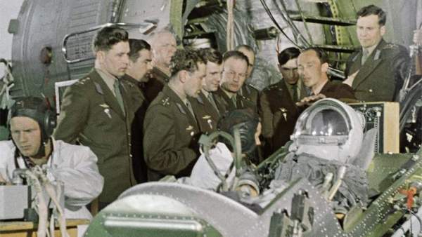 лётчики Герман Титов (в центре слева) и Юрий Гагарин (в центре второй слева) среди членов группы подготовки космонавтов знакомятся с космической техникой