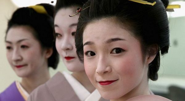 и японские, и западные комментаторы идеалом японской женщины видят гейшу