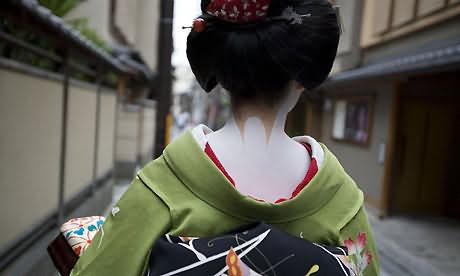 гейша-стажёрка на улицах Киото