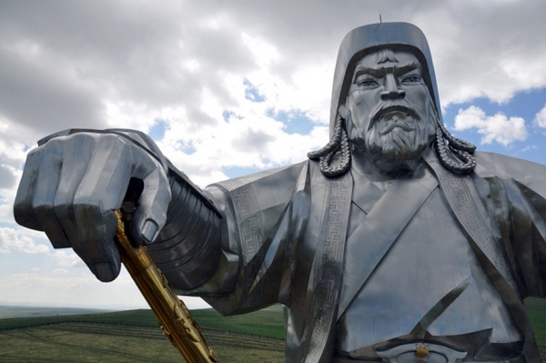 статуя Чингисхана в Цонжин-Болдоге, Монголия