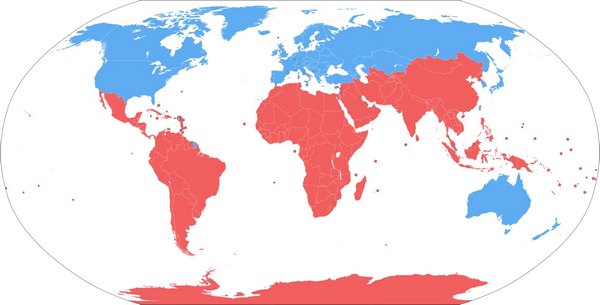 карта, показывающая традиционную оценку регионов мира в системе Глобальный Юг (красный) и  Глобальный Север (голубой)