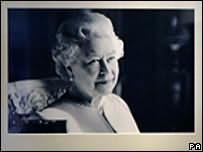 в пятницу, 20 апреля 2006 года, королеве исполняется 80 лет (официальный портрет королевы Елизаветы II)