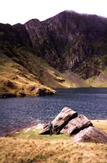 горное озеро в Уэльсе
