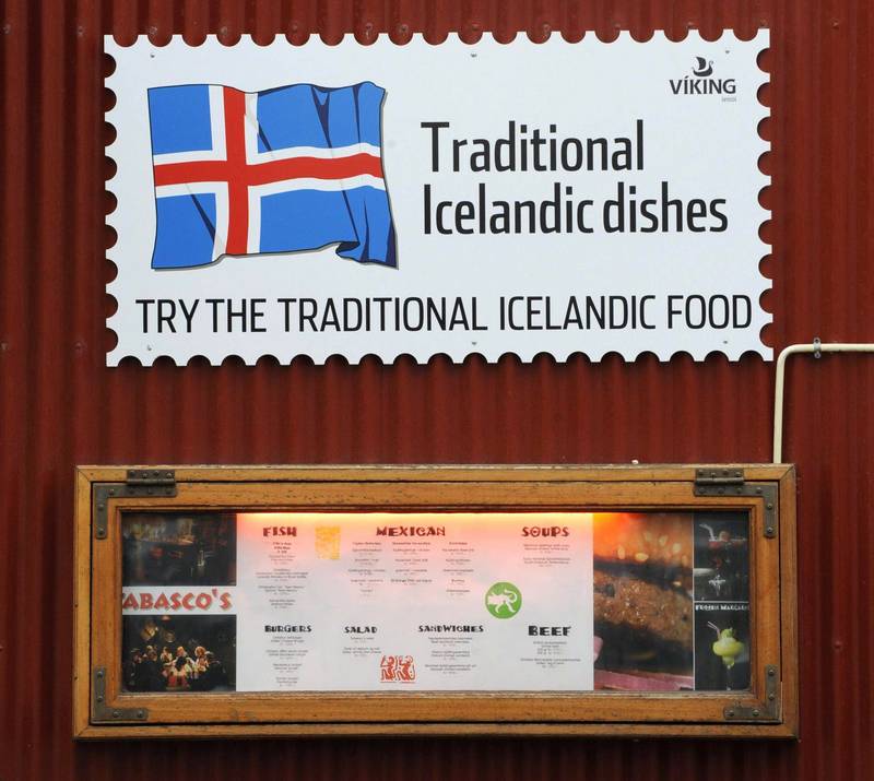 Ресторан рекламирует традиционную исландскую еду на английском языке. Рейкьявик, 2009