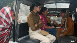 отец Руксаны заглядывает в полицейскую машину в момент, когда она рассказывает полицейским о своём похищении