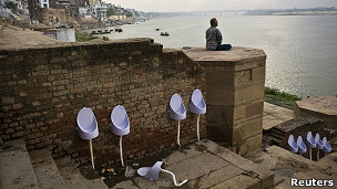 национальные туалетные особенности не мешают индийцам медитировать на берегу Ганга