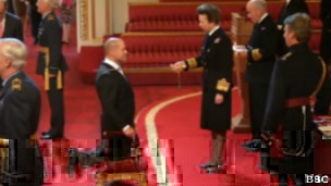 на торжественной церемонии в Букингемском дворце принцесса Анна посвятила Джонатана Айва в рыцари