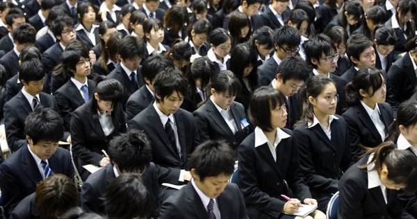 японские студенты посещают мастер-класс по поиску работы