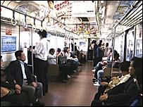 в японском метро особенно часто нарушаются принятые нормы поведения
