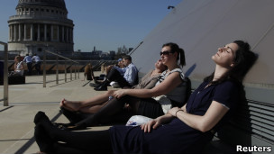 работники Сити отдыхают во время обеденного перерыва напротив собора Св.Павла