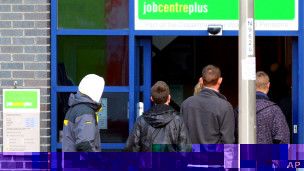 тысячи молодых людей в Британии не могут найти работу