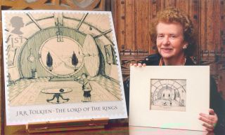 Рональд Толкин не только сочинял, но ещё и иллюстрировал свои произведения. На фото: Присцилла Толкин с рисунками отца.
