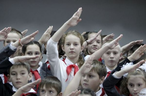 кажется, что власть в России сегодня больше озабочена политическим воспитанием детей, чем их знаниями