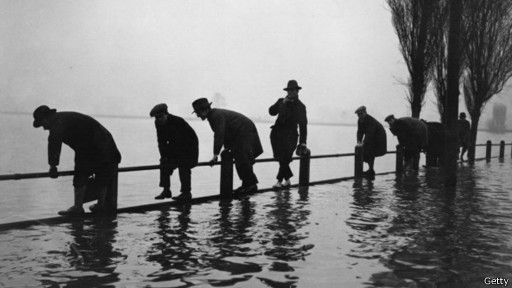 наводнение в Лондоне в 1928 году: горожанам приходилось передвигаться по колено в воде